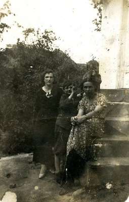 Obraz pod tytułem "Na schodach. Rodzina Orzechowskich i Łuczaj"